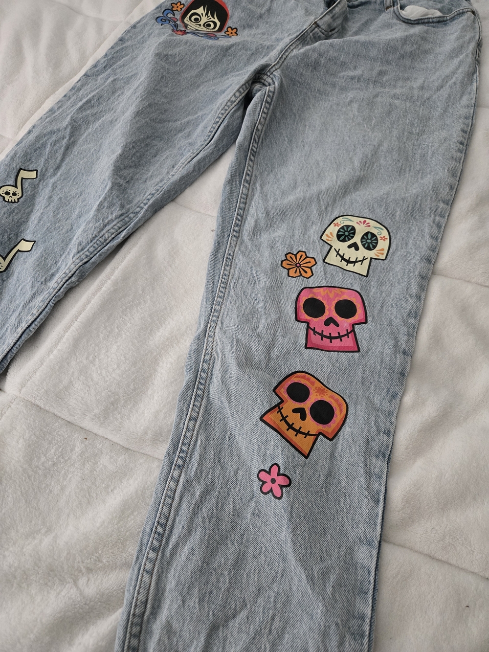 Pixar Coco Women’s Size 15 Light Wash Jeans Skull Guitar Graphic Straight Leg - Picture 3 of 6
